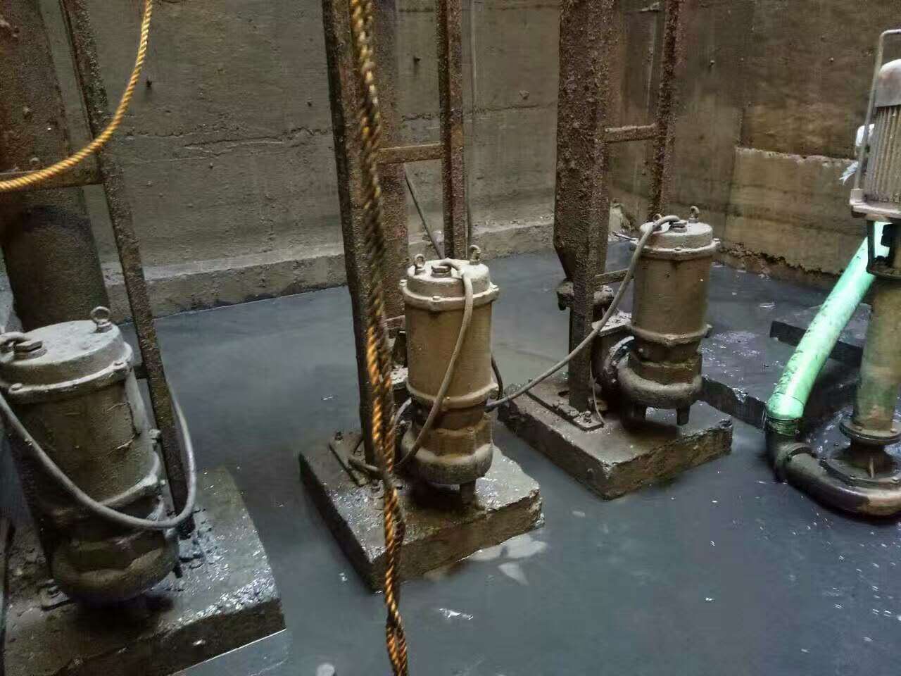 土默特左污水池清理